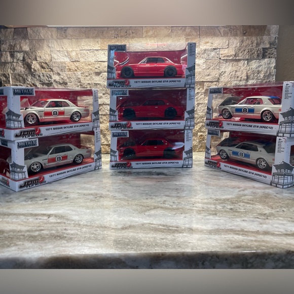 1971 Nissan Skyline GT-R #8  JDM Tuners 1/24 Diecast Model Car - Picture 1 of 2